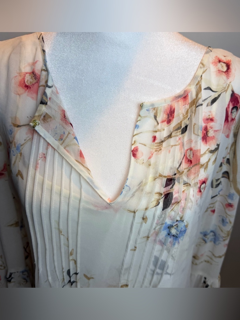 White House Black Market Cream Floral Pintuck Blouse - Picture 4 of 12